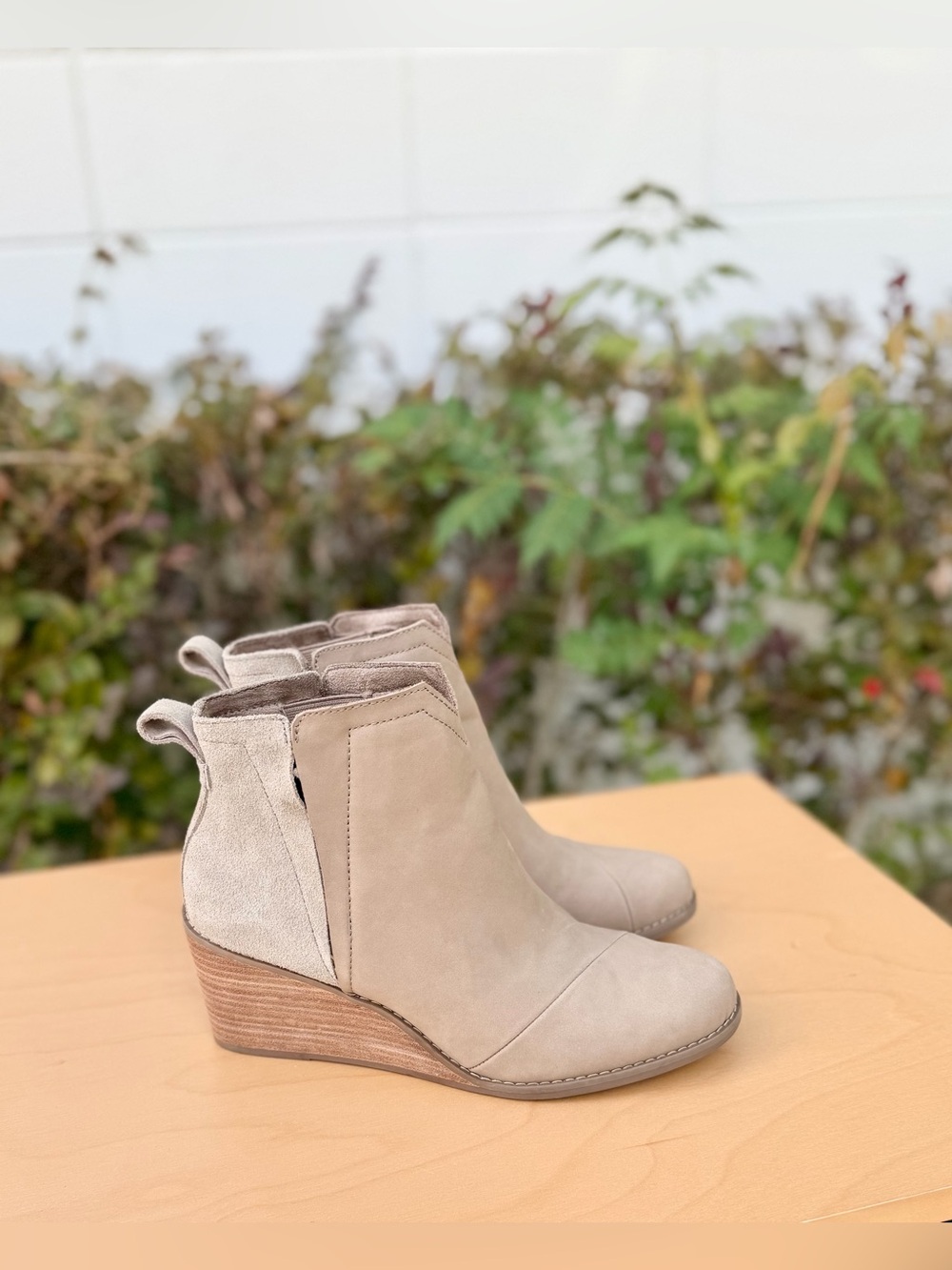 Tom’s Taupe Chelsea Style Ankle Boots Size 8 Neutral Wear Good Giveback Item